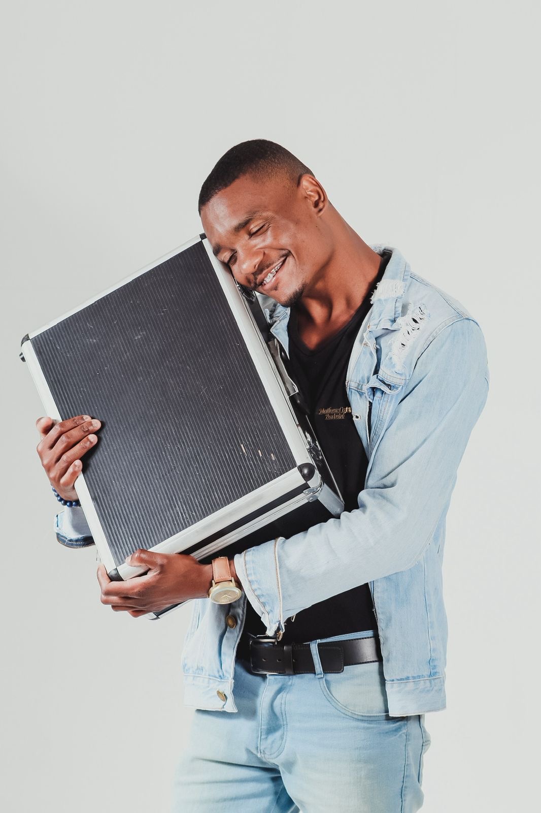 Matheus Costa com maleta profissional