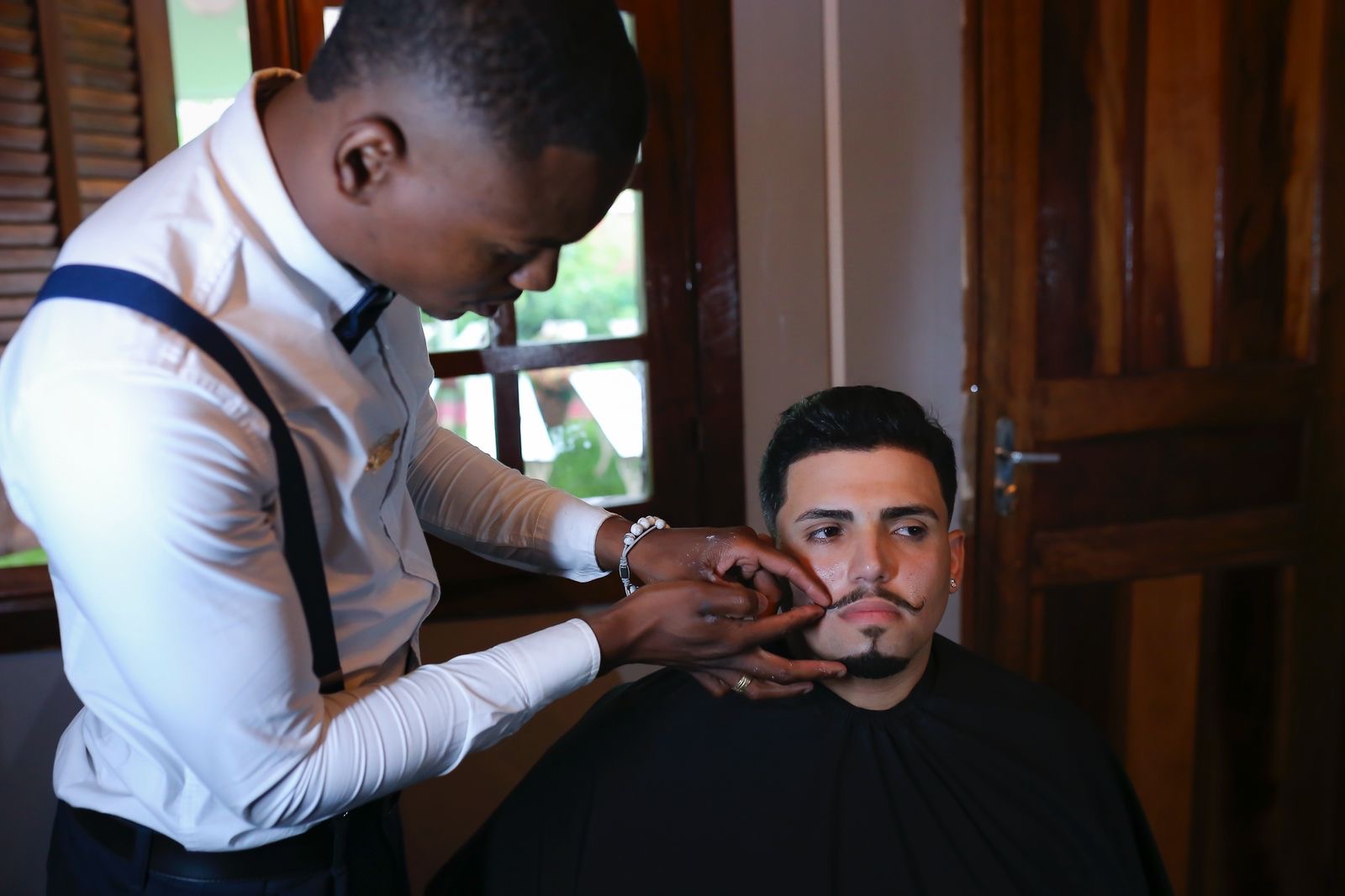 Trabalho profissional de barba